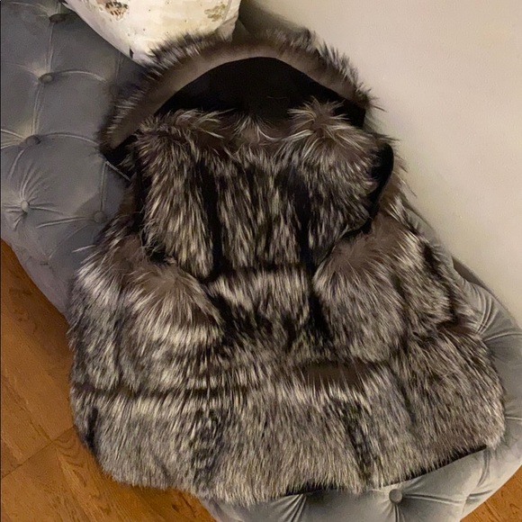 Real Silver Fox fur Vest with beautiful details - Picture 5 of 8